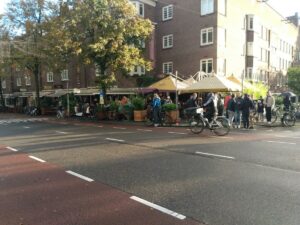 Rustige winkelstraat veranderd in terrassenzee